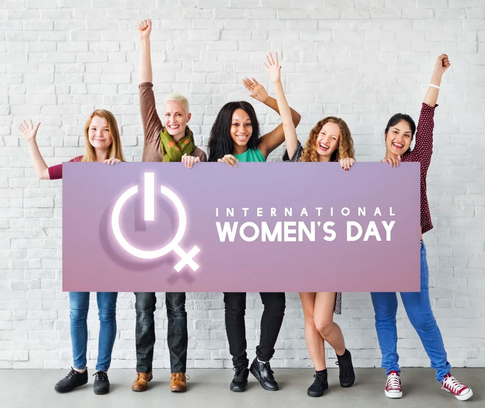 Mujeres detrás de una pancarta por el Día Internacional de la Mujer 2023