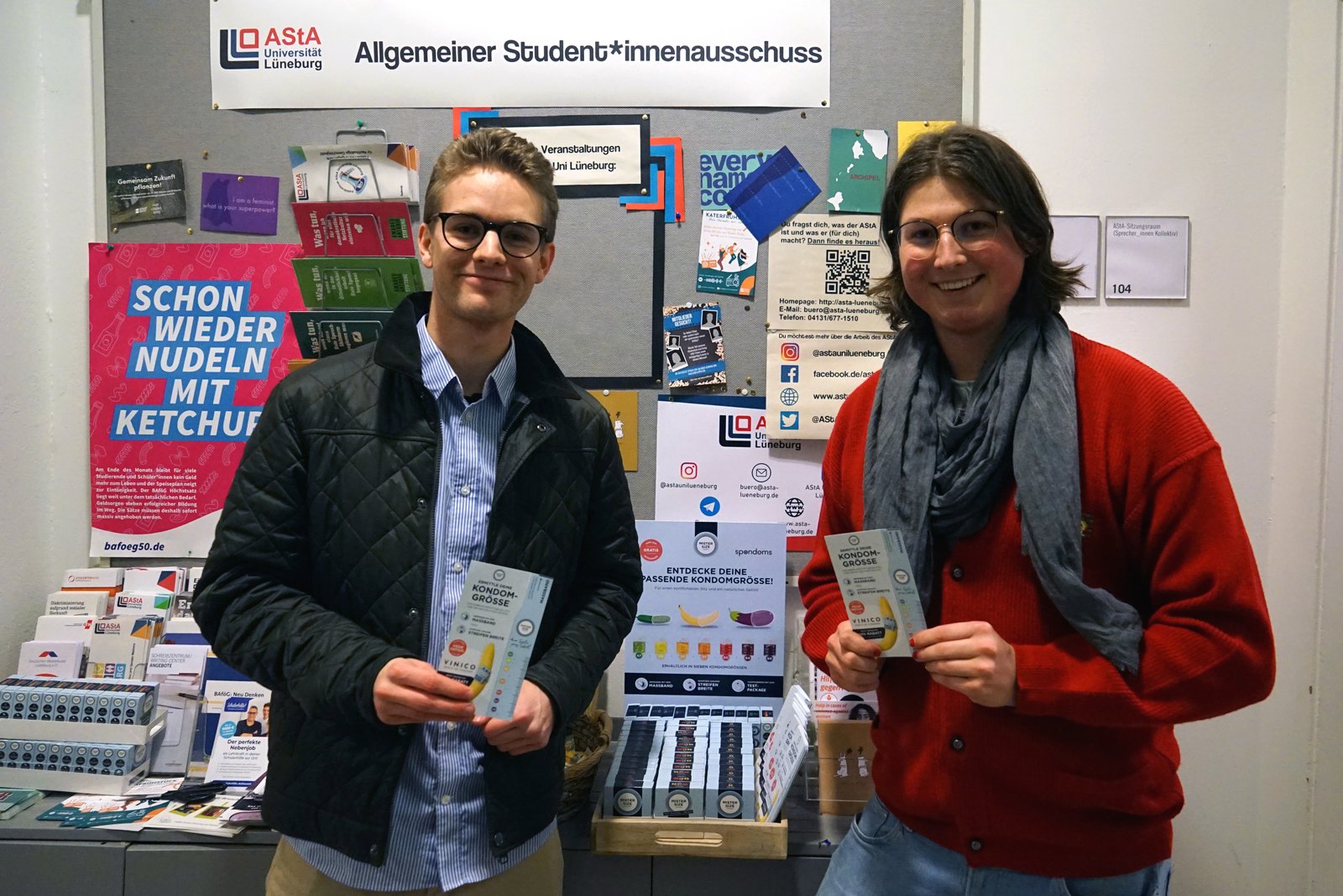 Luis, de Spondoms (izquierda), abre el dispensador gratuito de preservativos junto con Max, de la AStA de la Universidad Leuphana de Luneburgo (derecha).