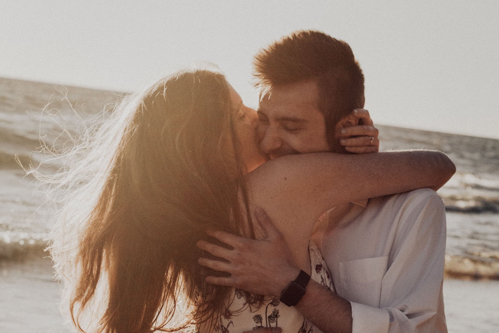 Pareja enamorada en la playa en verano