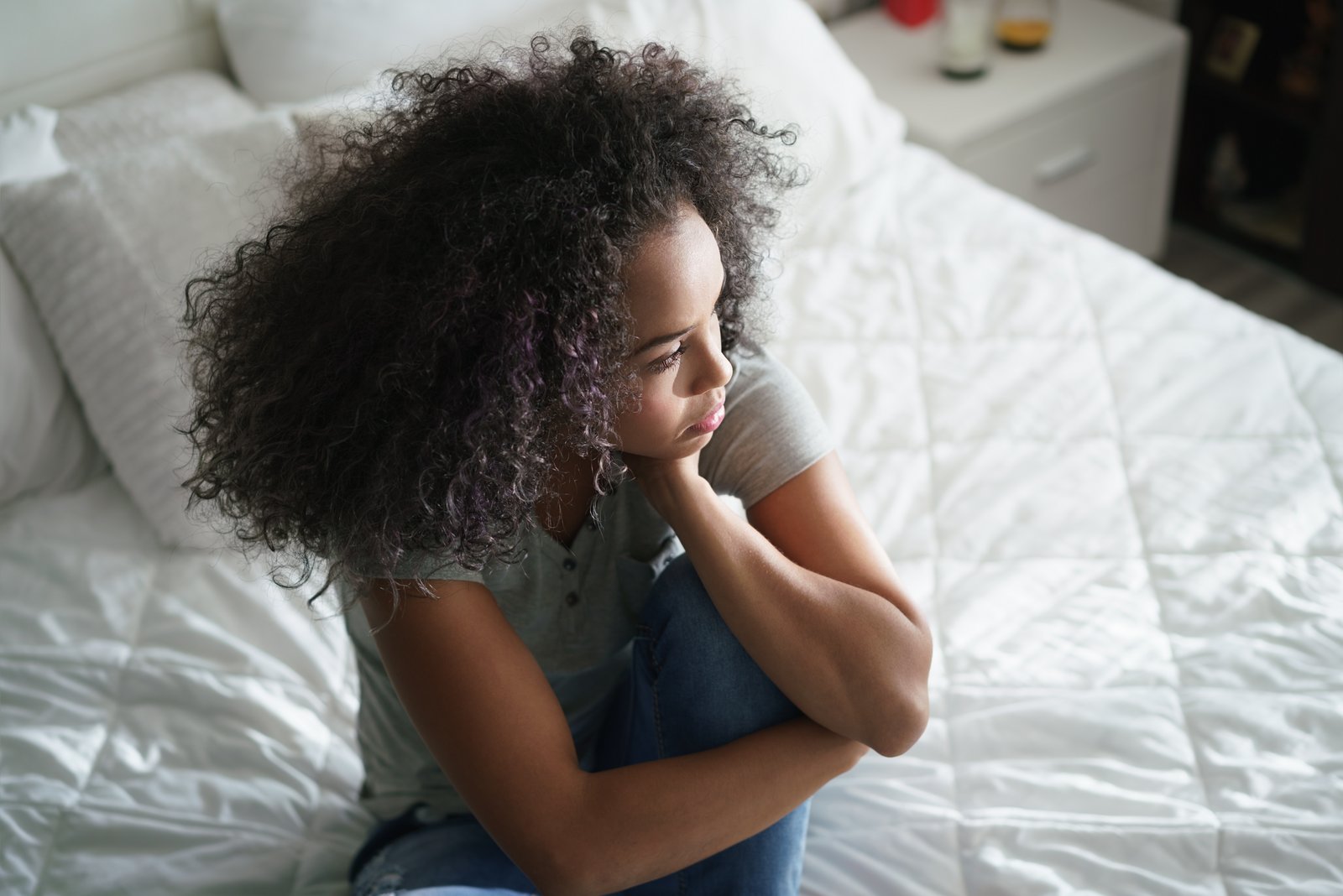 Mujer sola en la cama