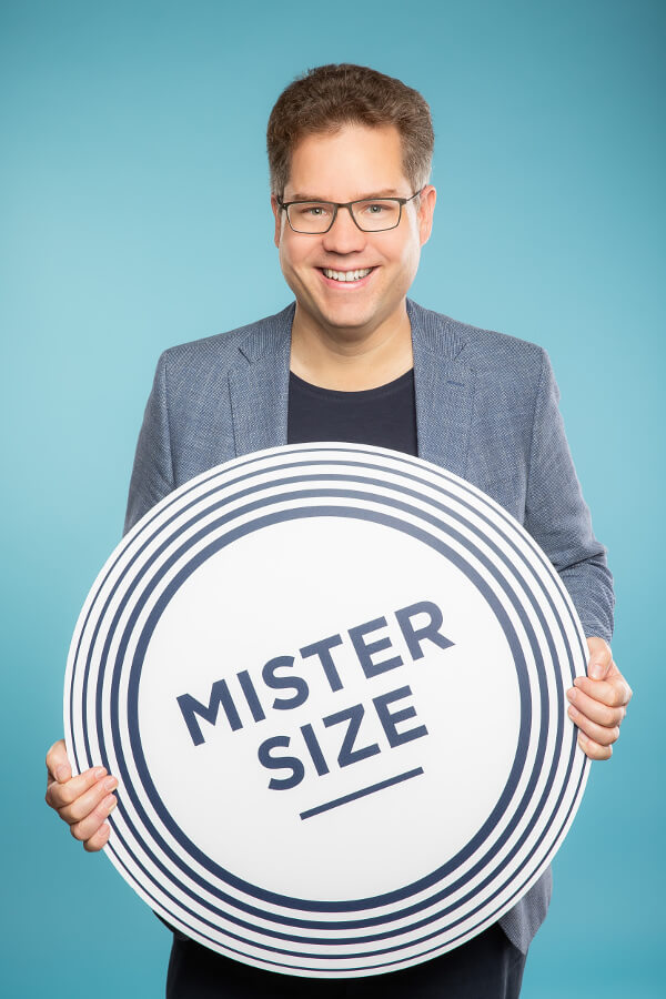 Jan Vinzenz Krause con el logotipo de MISTER SIZE